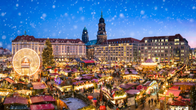 Weihnachtsmarkt auf dem Dresdner Striezelmarkt, Sachsen, Deutschland