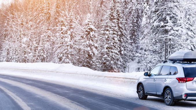 Suv,Car,With,Rooftop,Cargo,Carrier,Trunk,Stay,On,Roadside
