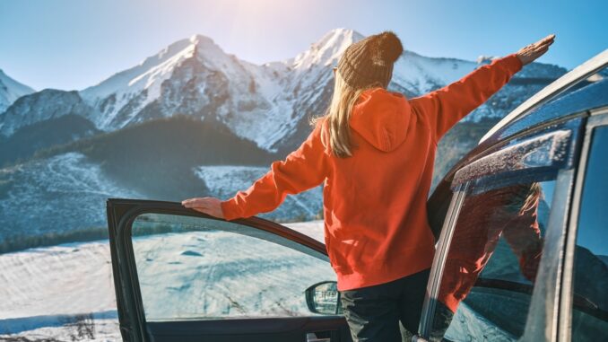 Woman,Traveling,Exploring,,Enjoying,The,View,Of,The,Mountains,,Landscape,